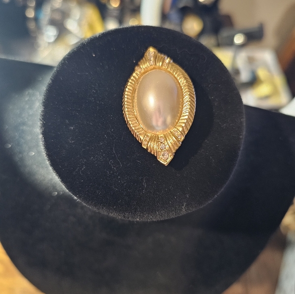 Vintage goldtone brooch w/ rhinestones - Picture 5 of 6